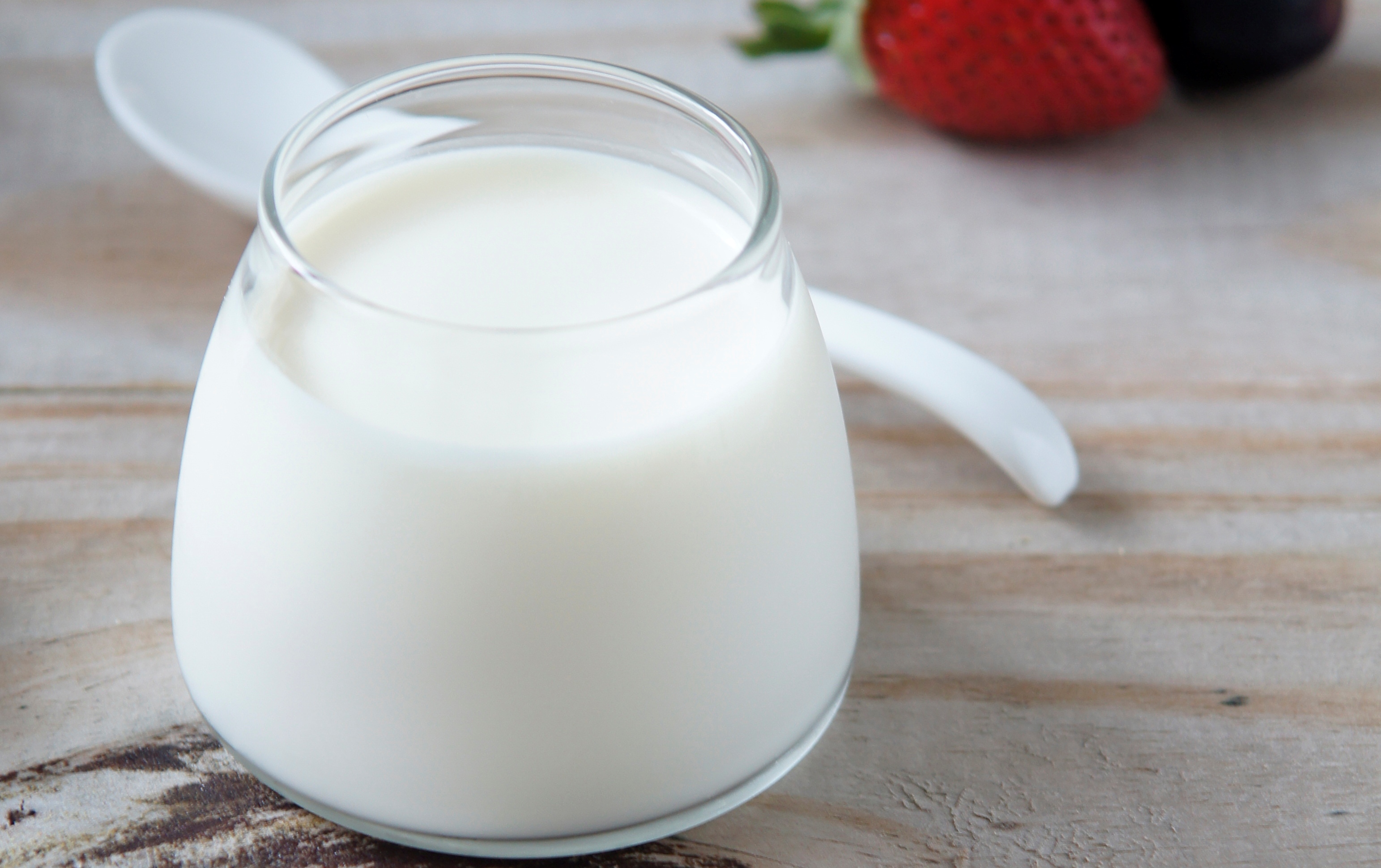 Sữa tươi giúp làm giảm tình trạng bọng mắt và quầng thâm